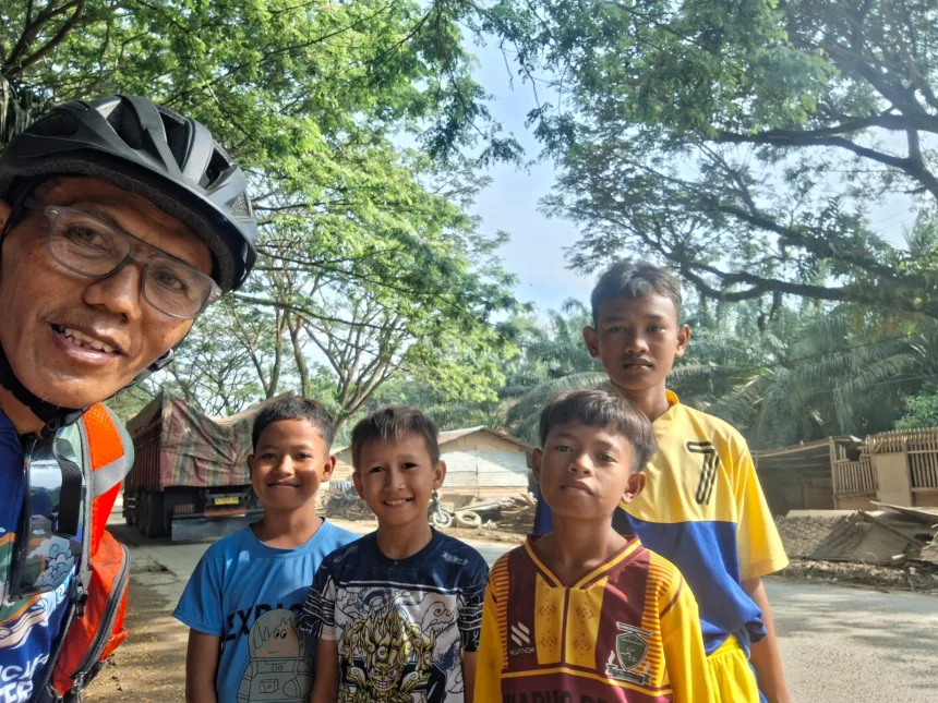 Tjahja Gunawan Bersepeda ke Aceh Tamiang